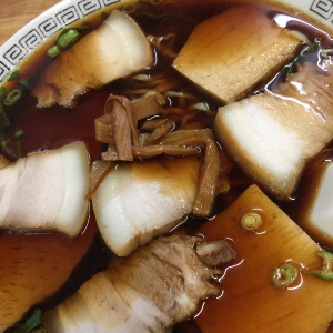 大幸食堂さんの焼豚麺です。 焼豚が分厚いです。たまりベースのスープです。
