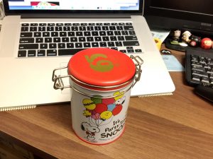 スヌーピーの缶に入ったチョコクランチ。中身は普通